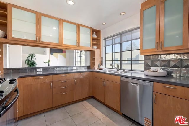 1532 9th Street 8, Santa Monica, CA 90401 — photo 16 of 33