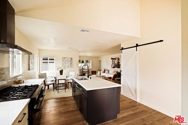 1031 Lake Street, Venice, CA 90291 — photo 9 of 18