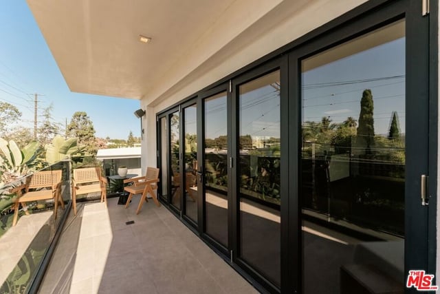 1208 Palms Boulevard, Venice, CA 90291 — photo 5 of 32
