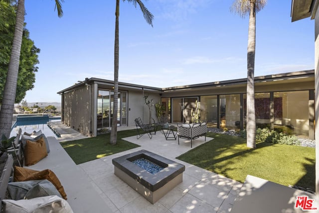 3851 Beverly Ridge Drive, Sherman Oaks, CA 91423 — photo 4 of 16