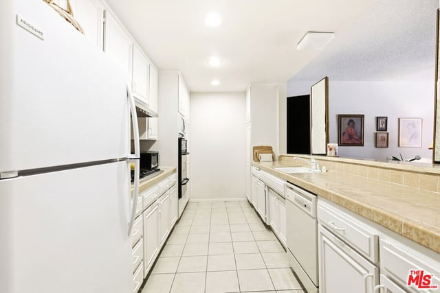 104 S Hayworth Avenue 101, Los Angeles, CA 90048 — photo 11 of 27