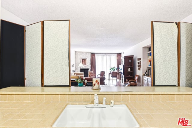 104 S Hayworth Avenue 101, Los Angeles, CA 90048 — photo 8 of 27