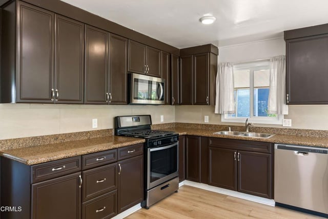 133 Calle De La Rosa 133, Camarillo, CA 93012 — photo 10 of 38