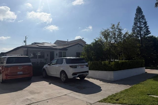 1122 N Beachwood, Burbank, CA 91506 — photo 4 of 5