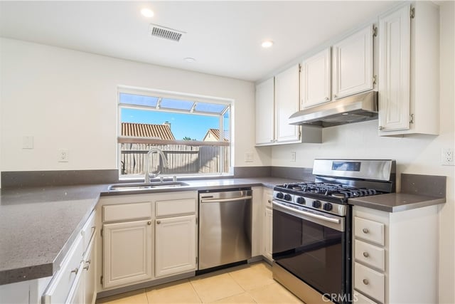 1523 Berkshire Drive, Palmdale, CA 93551 — photo 8 of 38