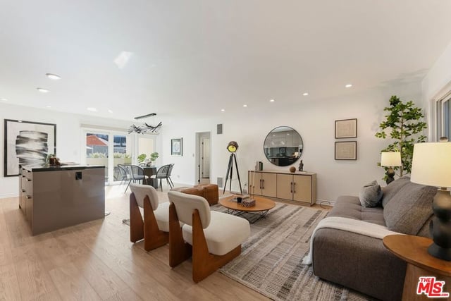 1233 N Laurel Avenue 109, West Hollywood, CA 90046 — photo 3 of 19