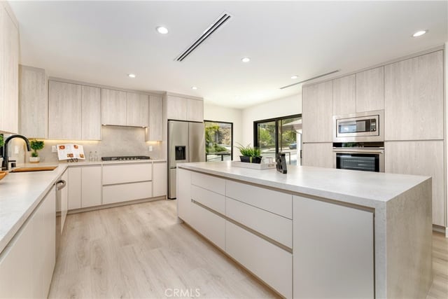 5843 Nevada, Woodland Hills, CA 91367 — photo 11 of 29