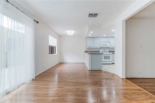 6746 Encino Avenue 2, Lake Balboa, CA 91406 — photo 10 of 43