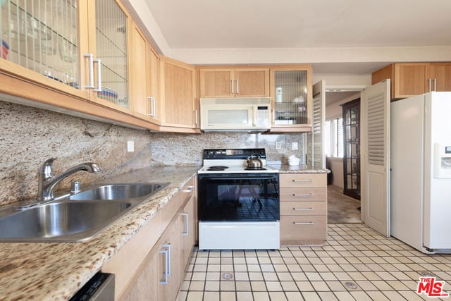 11639 Chenault Street 302, Los Angeles, CA 90049 — photo 13 of 26