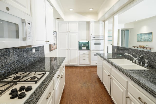 1260 S Beverly Glen Boulevard 104, Los Angeles, CA 90024 — photo 18 of 24