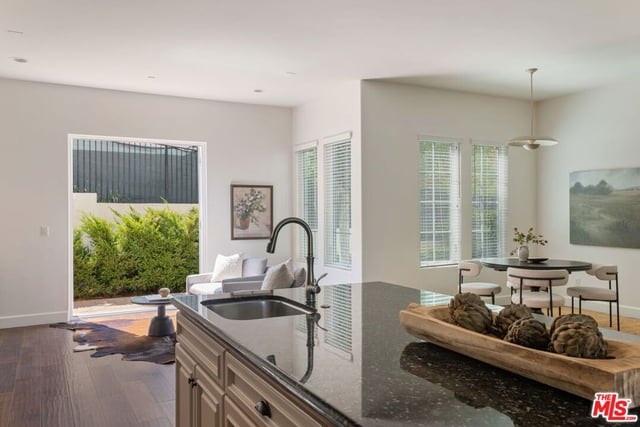 18322 Columbus Circle, Tarzana, CA 91356 — photo 37 of 75
