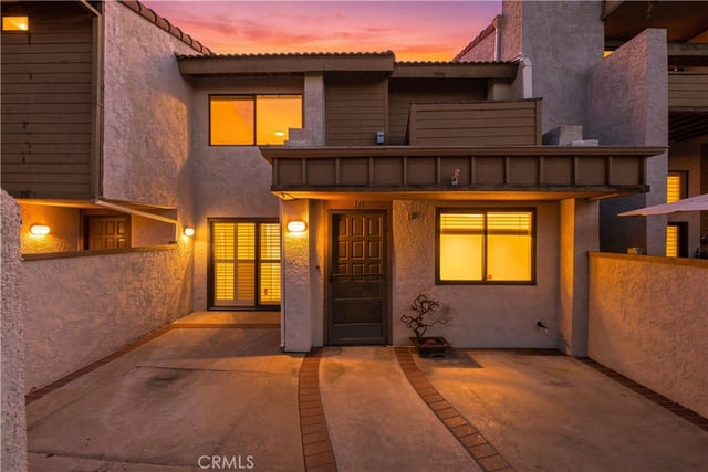 21500 Califa 141, Woodland Hills, CA 91367 — photo 10 of 61