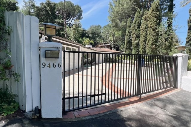 9466 Hidden Valley Place, Beverly Hills, CA 90210 — photo 2 of 18