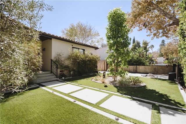 642 N Cahuenga, Los Angeles, CA 90004 — photo 3 of 36