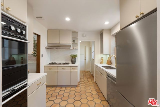 445 N Sweetzer Avenue, Los Angeles, CA 90048 — photo 13 of 46