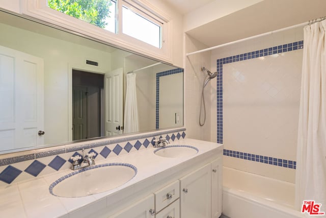 16011 Meadowcrest Road, Sherman Oaks, CA 91403 — photo 17 of 24