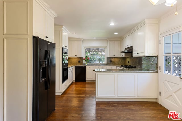 16011 Meadowcrest Road, Sherman Oaks, CA 91403 — photo 7 of 24