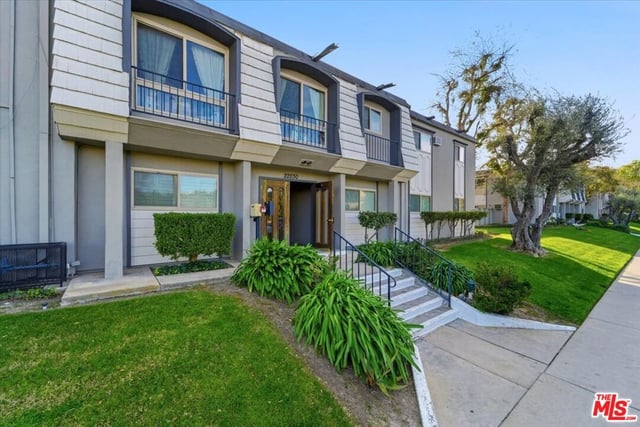 22030 Calvert Street 6, Woodland Hills, CA 91367 — photo 9 of 18