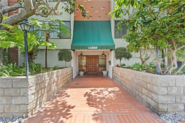 11928 Kiowa 105, Los Angeles, CA 90049 — photo 24 of 30