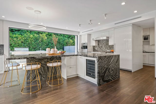 810 N Orlando Avenue, Los Angeles, CA 90069 — photo 11 of 33