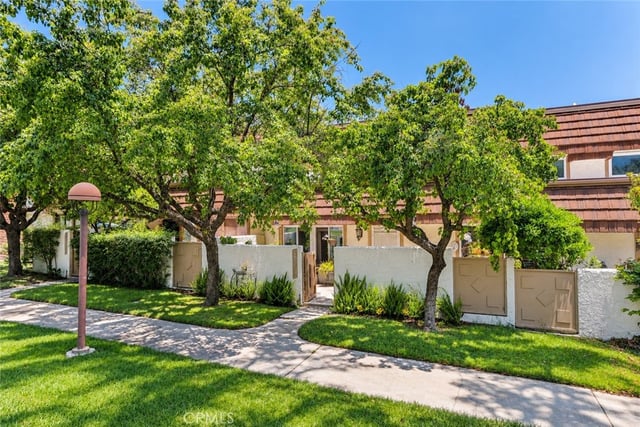 10161 Larwin Avenue 3, Chatsworth, CA 91311 — photo 2 of 46