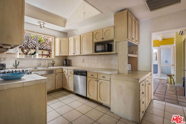 6033 Fulcher Avenue, Los Angeles, CA 91606 — photo 13 of 37