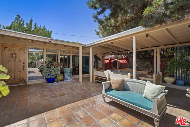 6033 Fulcher Avenue, Los Angeles, CA 91606 — photo 4 of 37