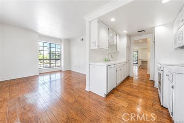 18100 Burbank, Tarzana, CA 91356 — photo 4 of 5