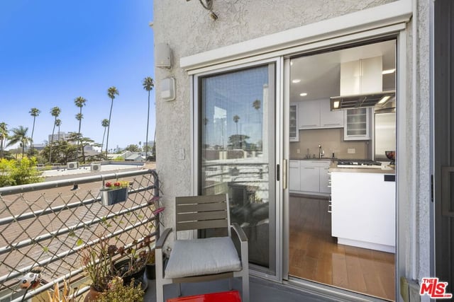 907 Lincoln Boulevard PH 302, Santa Monica, CA 90403 — photo 10 of 33
