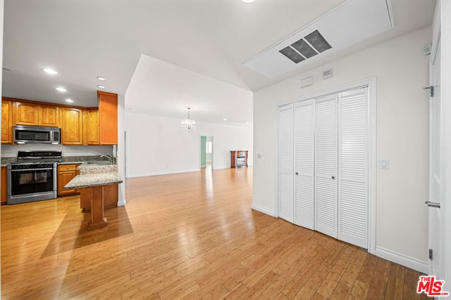 722 S Oxford Avenue 403, Los Angeles, CA 90005 — photo 13 of 38