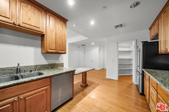 722 S Oxford Avenue 403, Los Angeles, CA 90005 — photo 16 of 38
