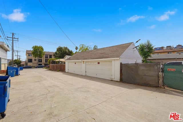 245 E Buckthorn Street, Inglewood, CA 90301 — photo 10 of 17