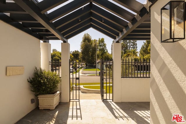 18623 Palomino Drive, Tarzana, CA 91356 — photo 4 of 40