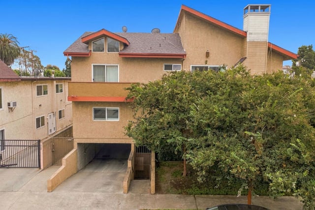 11918 Avon Way 102, Los Angeles, CA 90066 — photo 3 of 39