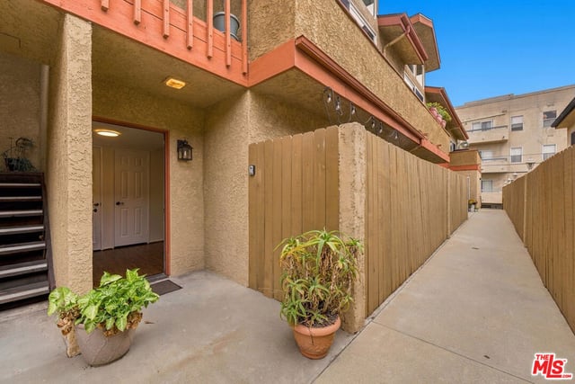 11918 Avon Way 102, Los Angeles, CA 90066 — photo 4 of 39