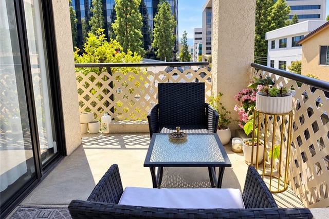 437 E Palm Avenue 207, Burbank, CA 91501 — photo 16 of 24