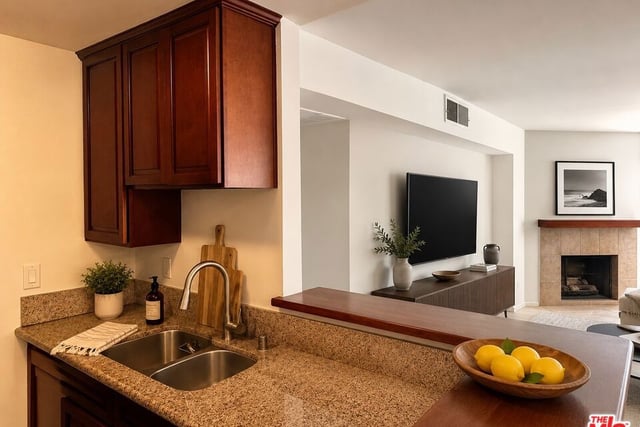 8530 Holloway Drive 222, West Hollywood, CA 90069 — photo 5 of 33