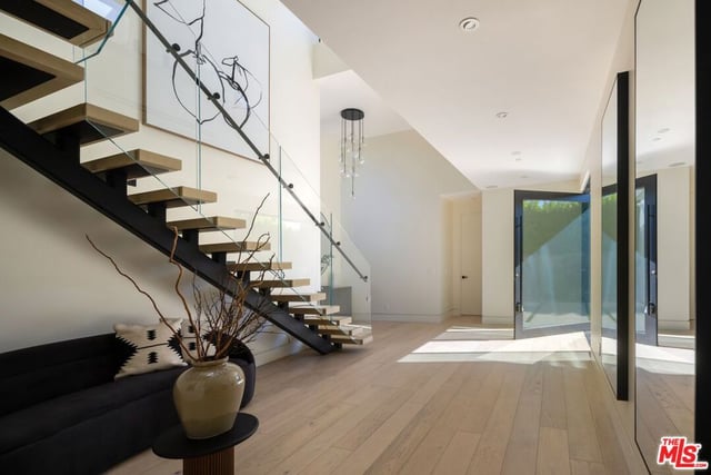 12851 Bonaparte Avenue, Los Angeles, CA 90066 — photo 3 of 30