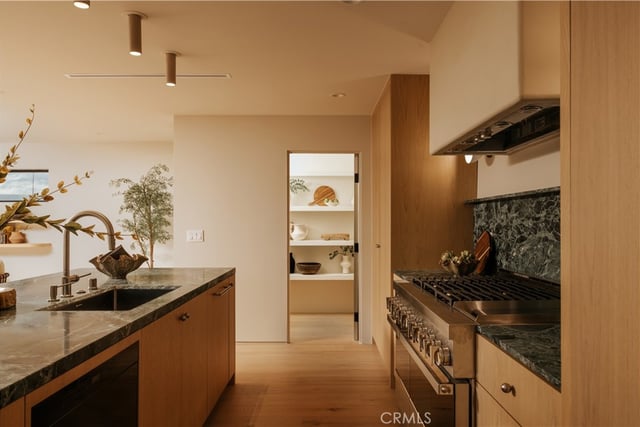 5267 Ventura Canyon Avenue, Sherman Oaks, CA 91401 — photo 6 of 28