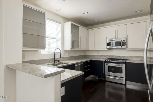 10609 Bloomfield Street 207, Los Angeles, CA 91602 — photo 11 of 29