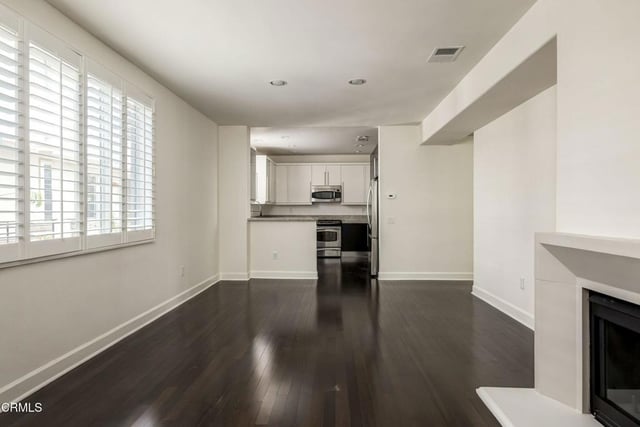 10609 Bloomfield Street 207, Los Angeles, CA 91602 — photo 8 of 29