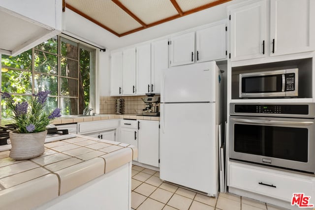 1375 Kelton Avenue 104, Los Angeles, CA 90024 — photo 13 of 36