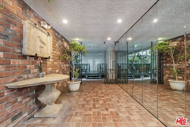 1375 Kelton Avenue 104, Los Angeles, CA 90024 — photo 3 of 36