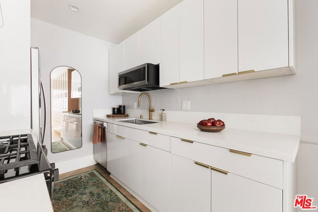 536 N Orlando Avenue 2, Los Angeles, CA 90048 — photo 7 of 19