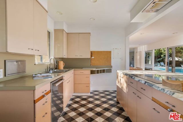 600 Hanley Place, Los Angeles, CA 90049 — photo 9 of 31