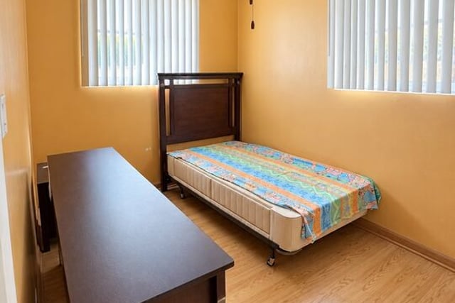 1528 W 36th Street, Los Angeles, CA 90018 — photo 11 of 17
