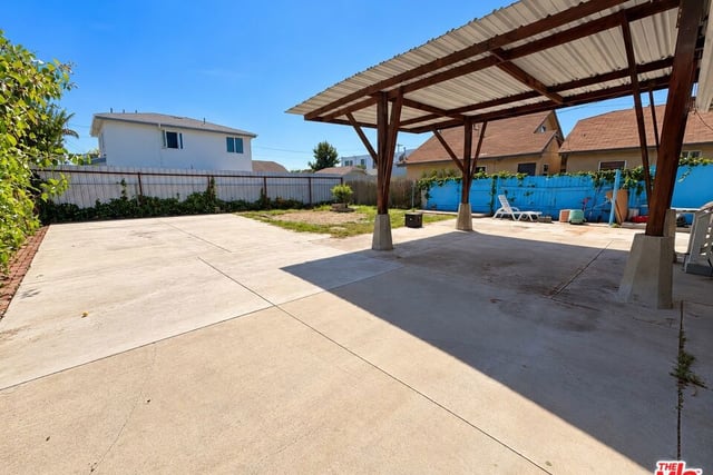 1528 W 36th Street, Los Angeles, CA 90018 — photo 3 of 17