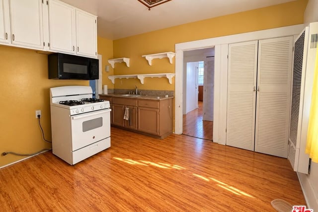 1528 W 36th Street, Los Angeles, CA 90018 — photo 7 of 17