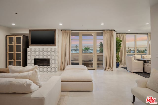 870 Haverford Avenue 303, Pacific Palisades, CA 90272 — photo 4 of 33