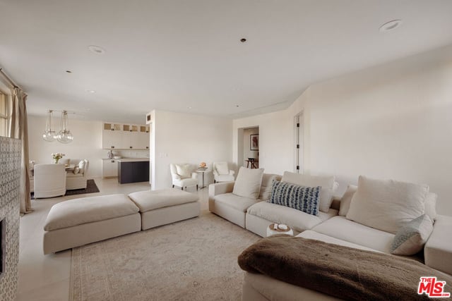 870 Haverford Avenue 303, Pacific Palisades, CA 90272 — photo 5 of 33